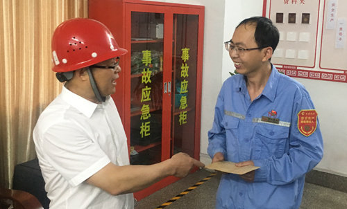 王大真到宜都園區(qū)、股份公司看望慰問基層黨員(圖2)