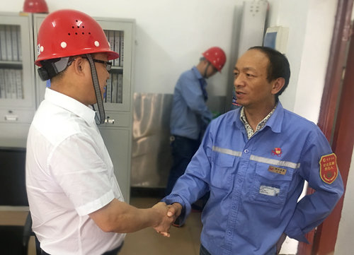 王大真到宜都園區(qū)、股份公司看望慰問基層黨員(圖1)