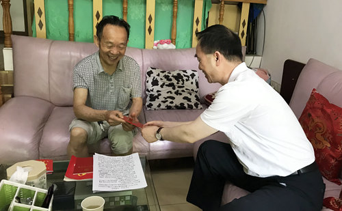 集團(tuán)領(lǐng)導(dǎo)看望慰問(wèn)離退休黨員、基層困難黨員和年輕黨員(圖3)