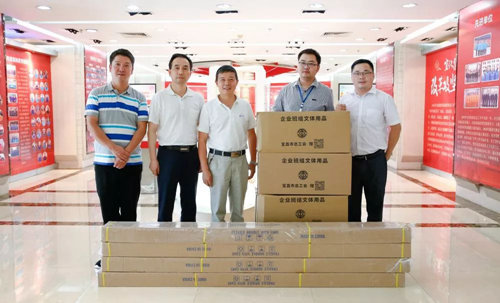 宜昌市總工會到宜化集團(tuán)為一線班組贈(zèng)送文體器材(圖1)