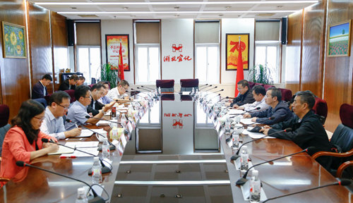 宜昌市審計(jì)局局長(zhǎng)李鵬宇一行到宜化集團(tuán)調(diào)研(圖1) 宜昌市審計(jì)局局長(zhǎng)李鵬宇一行到宜化集團(tuán)調(diào)研(圖1)