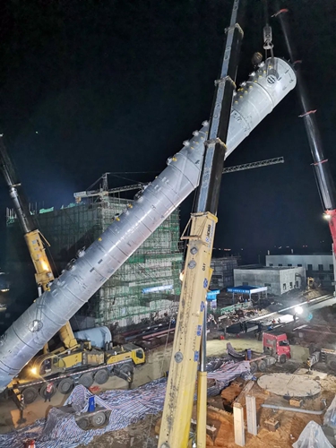 TMP項(xiàng)目最大最高最重單體設(shè)備成功吊裝(圖2) TMP項(xiàng)目最大最高最重單體設(shè)備成功吊裝(圖2)