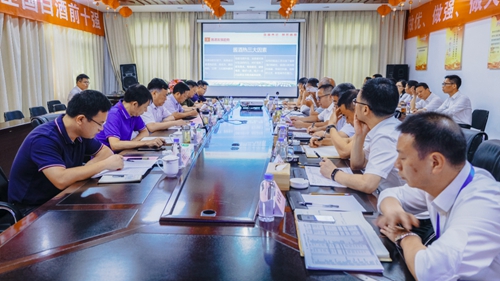 袁衛(wèi)東、王大真到金沙酒業(yè)調(diào)研指導工作(圖3)