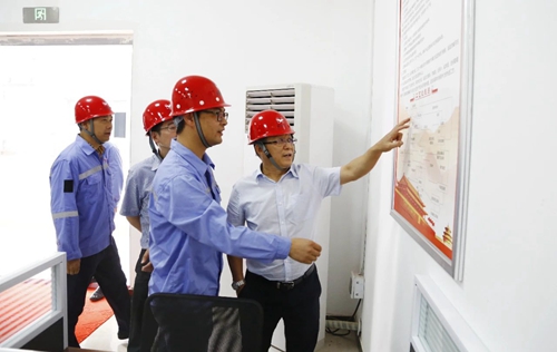 王大真帶隊(duì)到松滋肥業(yè)氟化鋁項(xiàng)目現(xiàn)場慰問(圖1) 王大真帶隊(duì)到松滋肥業(yè)氟化鋁項(xiàng)目現(xiàn)場慰問(圖1)