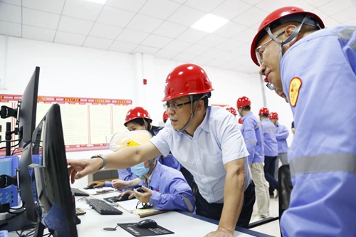 王大真帶隊(duì)到松滋肥業(yè)氟化鋁項(xiàng)目現(xiàn)場慰問(圖2) 王大真帶隊(duì)到松滋肥業(yè)氟化鋁項(xiàng)目現(xiàn)場慰問(圖2)