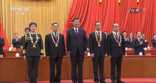 向抗疫英雄致敬！宜化集團(tuán)組織收看全國(guó)抗擊新冠肺炎疫情表彰大會(huì)(圖1)