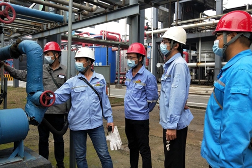 股份公司：管理人員下沉一線跟班工作 力?！半p節(jié)”安全生產(chǎn)(圖2)
