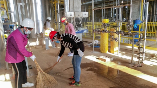 感受工程氛圍參與工程建設(shè) 集團(tuán)總部機(jī)關(guān)干部到新材料公司現(xiàn)場勞動(圖2)