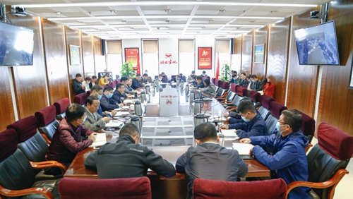 集團(tuán)行政辦公會(huì)強(qiáng)調(diào):做到“五個(gè)始終” 堅(jiān)決確保生產(chǎn)經(jīng)營(yíng)平穩(wěn)運(yùn)行(圖1) 集團(tuán)行政辦公會(huì)強(qiáng)調(diào):做到“五個(gè)始終” 堅(jiān)決確保生產(chǎn)經(jīng)營(yíng)平穩(wěn)運(yùn)行(圖1)