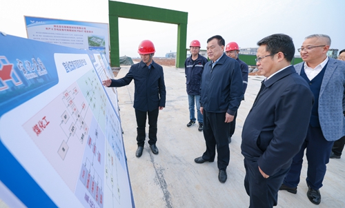 袁衛(wèi)東到新材料公司和新項(xiàng)目現(xiàn)場調(diào)研(圖1) 袁衛(wèi)東到新材料公司和新項(xiàng)目現(xiàn)場調(diào)研(圖1)