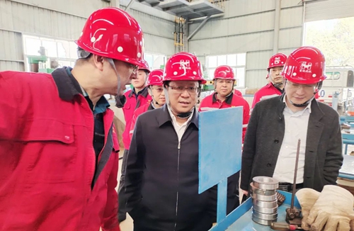 王大真到化機(jī)公司現(xiàn)場辦公(圖1) 王大真到化機(jī)公司現(xiàn)場辦公(圖1)