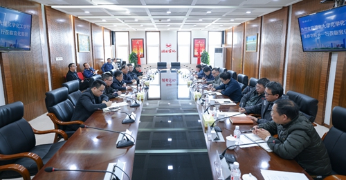 湖北大學(xué)化學(xué)化工學(xué)院院長張修華一行到訪宜化集團(圖1) 湖北大學(xué)化學(xué)化工學(xué)院院長張修華一行到訪宜化集團(圖1)