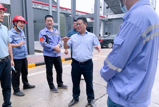 王大真一行到股份公司、化機公司現(xiàn)場辦公(圖1)