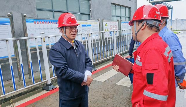 王大真到松滋肥業(yè)、楚星公司和股份公司現(xiàn)場(chǎng)檢查安全生產(chǎn)工作(圖2)