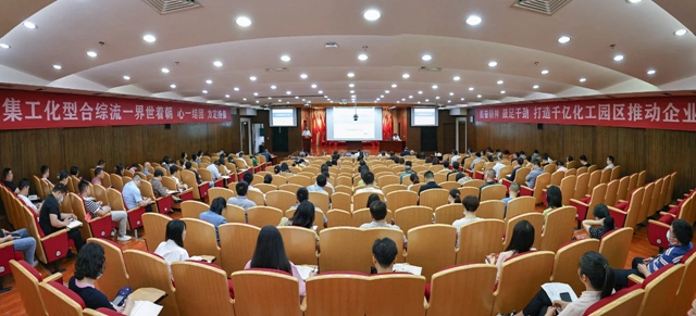 集團(tuán)黨委理論學(xué)習(xí)中心組開展安全生產(chǎn)專題學(xué)習(xí)(圖1) 集團(tuán)黨委理論學(xué)習(xí)中心組開展安全生產(chǎn)專題學(xué)習(xí)(圖1)