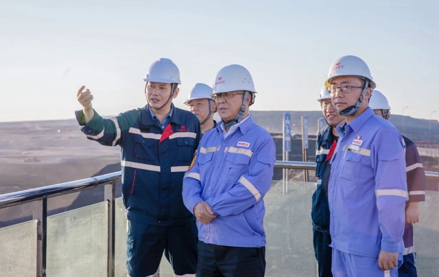 王大真到新疆宜化和新疆宜化礦業(yè)現(xiàn)場(chǎng)辦公(圖1) 王大真到新疆宜化和新疆宜化礦業(yè)現(xiàn)場(chǎng)辦公(圖1)