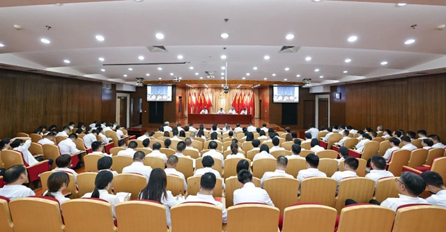 宜化集團(tuán)學(xué)習(xí)貫徹習(xí)近平新時(shí)代中國(guó)特色社會(huì)主義思想主題教育工作會(huì)議召開(圖1) 宜化集團(tuán)學(xué)習(xí)貫徹習(xí)近平新時(shí)代中國(guó)特色社會(huì)主義思想主題教育工作會(huì)議召開(圖1)