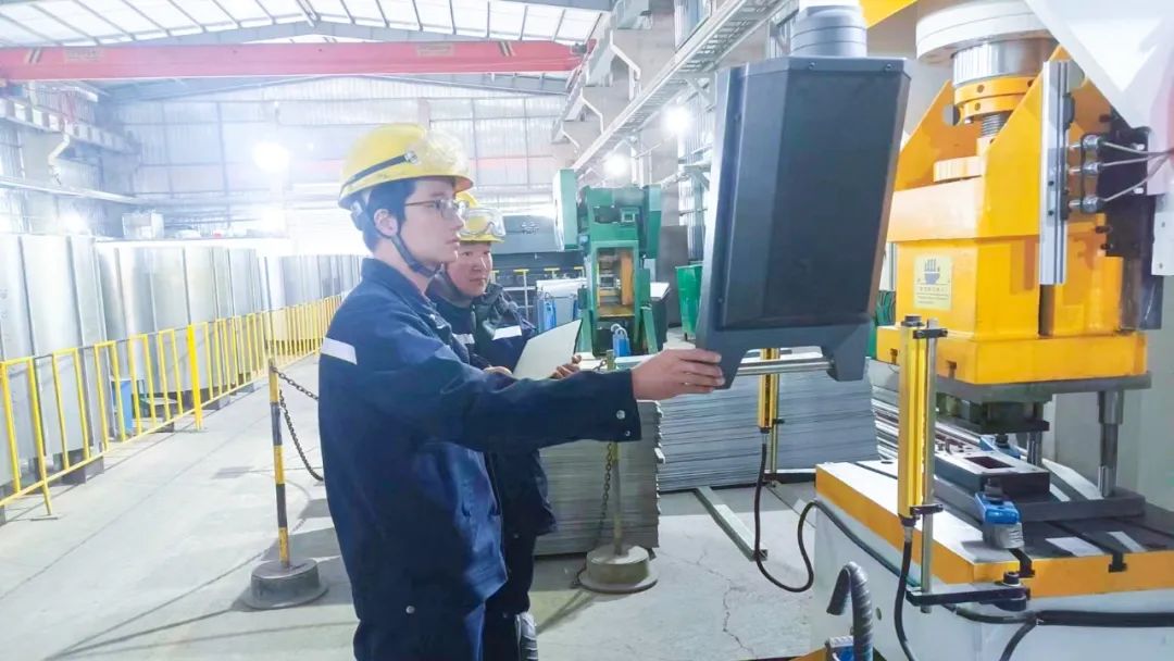 青海宜化電石分廠電極殼班：加強(qiáng)標(biāo)準(zhǔn)化建設(shè)，保障電石爐長周期穩(wěn)定運(yùn)行(圖3)