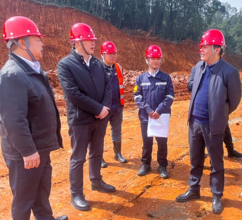 宜昌市國(guó)資委黨委書記、主任黃智華一行到楚星公司搬遷升級(jí)改造項(xiàng)目現(xiàn)場(chǎng)調(diào)研(圖2)