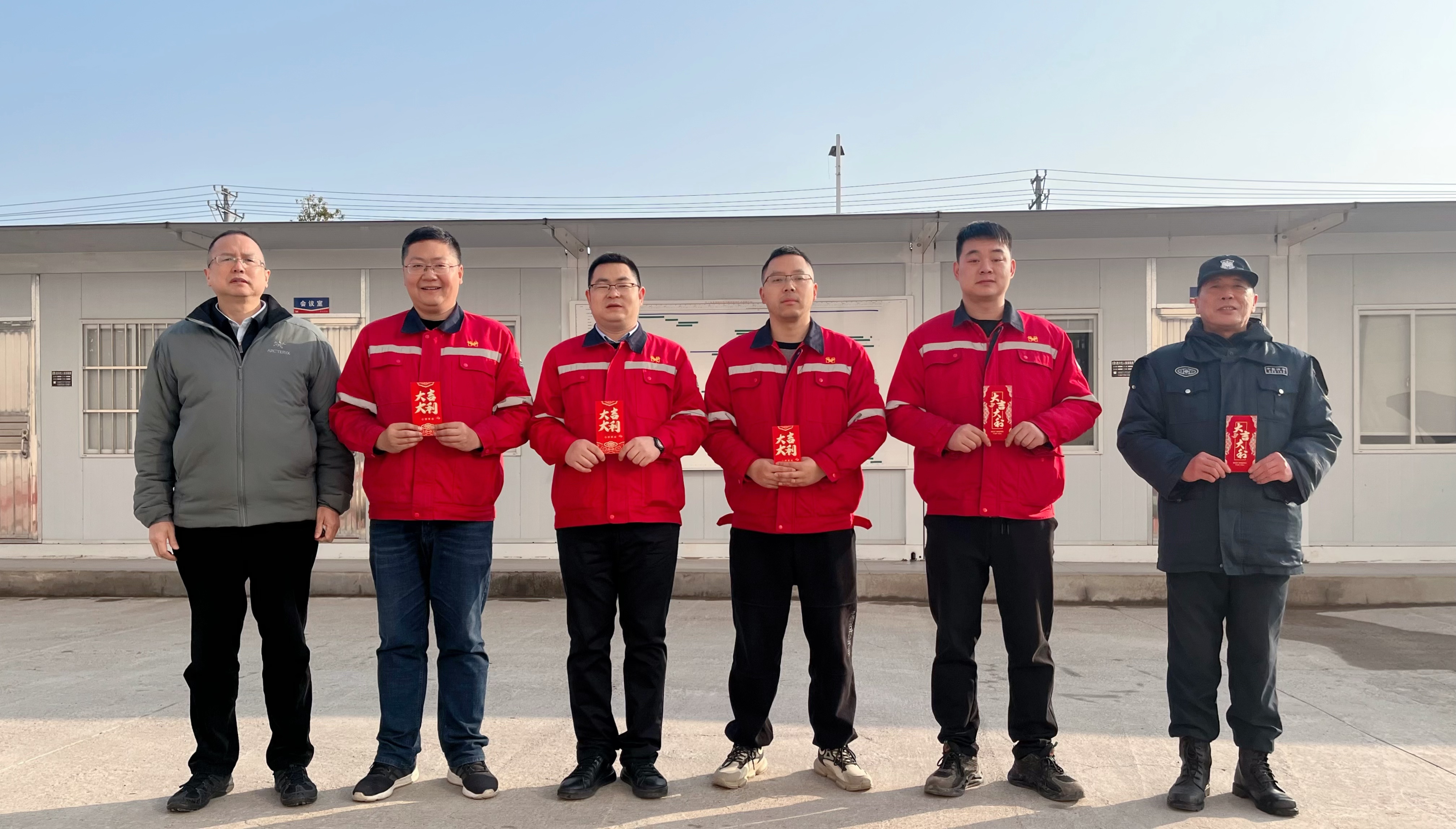 化機(jī)公司黨委書記、董事長(zhǎng)、總經(jīng)理?xiàng)钪袧傻巾?xiàng)目現(xiàn)場(chǎng)走訪慰問(wèn)(圖2)