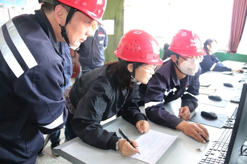 青海省應(yīng)急管理廳組織專家組到青海宜化進(jìn)行重大危險源企業(yè)專項(xiàng)檢查督導(dǎo)