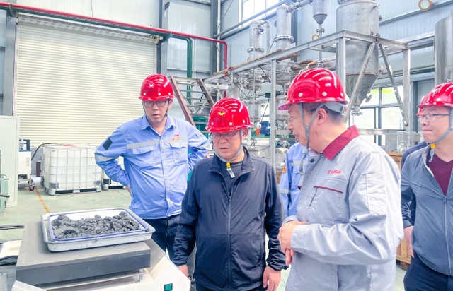 王大真看望慰問節(jié)日期間堅守崗位的職工，現(xiàn)場檢查安全生產工作