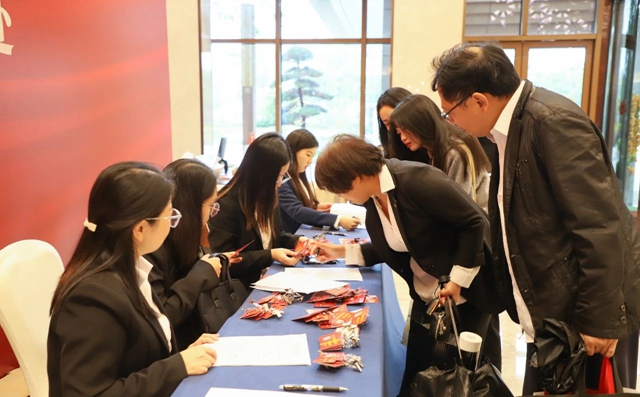 肩負(fù)重托共謀發(fā)展！集團(tuán)七屆二次職代會(huì)代表報(bào)到并參觀田家河新項(xiàng)目