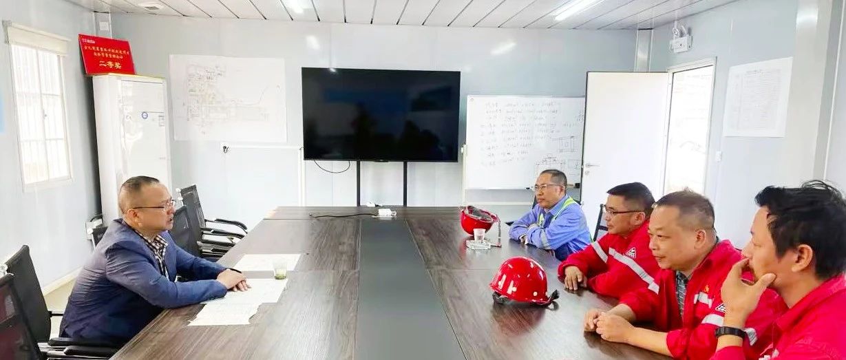 化機公司黨委書記、董事長、總經(jīng)理楊中澤到楚星項目現(xiàn)場辦公